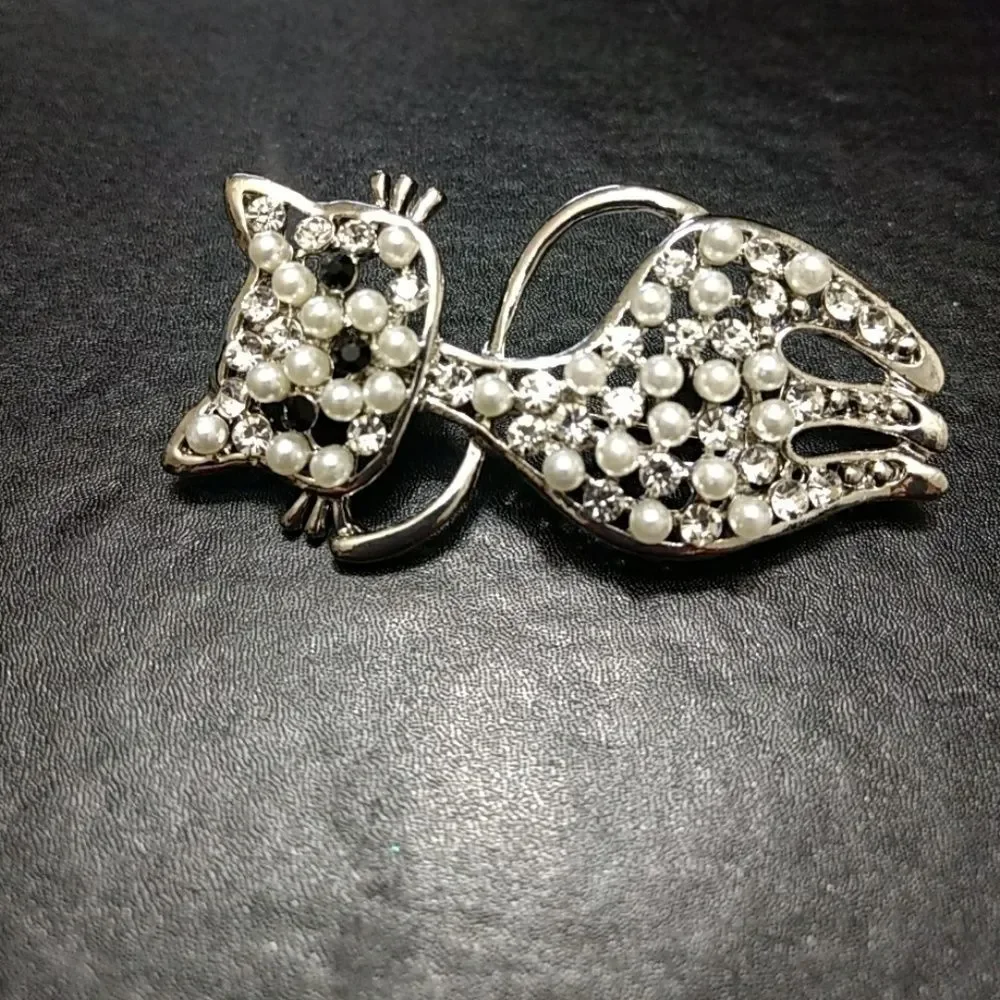 Silver tone faux pearl kitty cat pin brooch